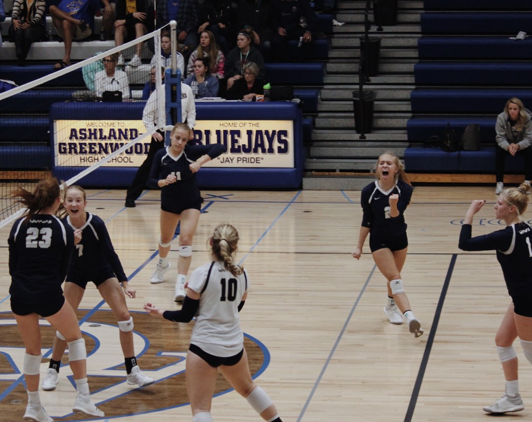 Team cheering after a point against Wahoo